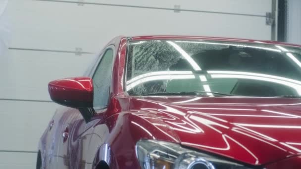 用泡沫和高压水洗车清洗 红色轿车 — 图库视频影像