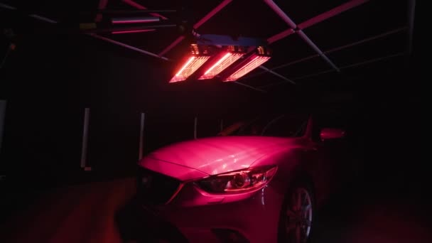 Rote Lampen Zum Trocknen Der Keramikbeschichtung Stehen Hinter Dem Auto — Stockvideo