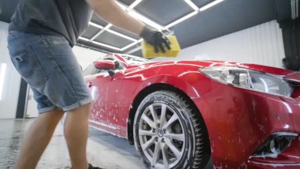 Muž Pracovník Mytí Červené Auto Mytí Auta Žlutou Žínkou — Stock video
