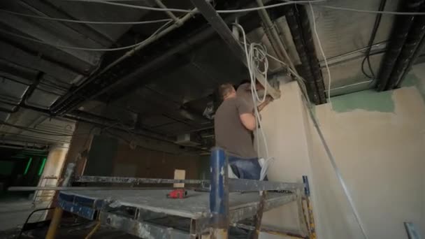 Pracownik Budowlany Montuje Sufit Podwieszany Płytą Gipsową Mocuje Płytę Gipsowo — Wideo stockowe