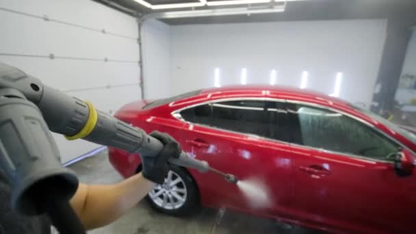 用泡沫和高压水洗车清洗 红色轿车 — 图库视频影像