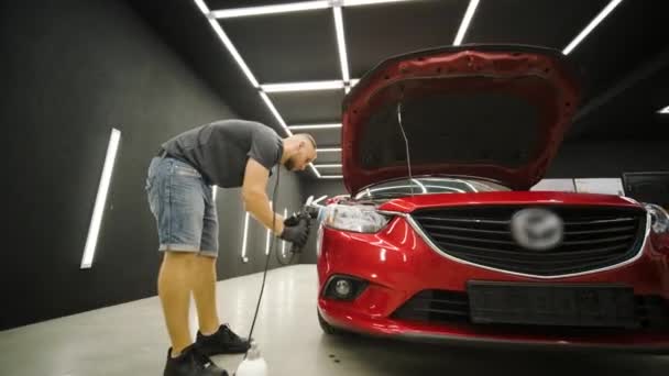 Dělník Leští Červené Auto Detaily Vozu Muži Používají Stroje Auto — Stock video