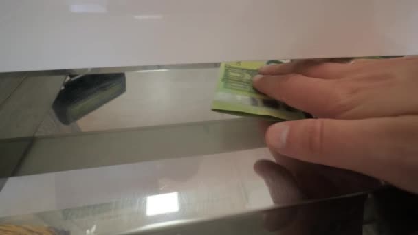 Cajero Cuenta Pone Efectivo Una Caja Registradora — Vídeos de Stock