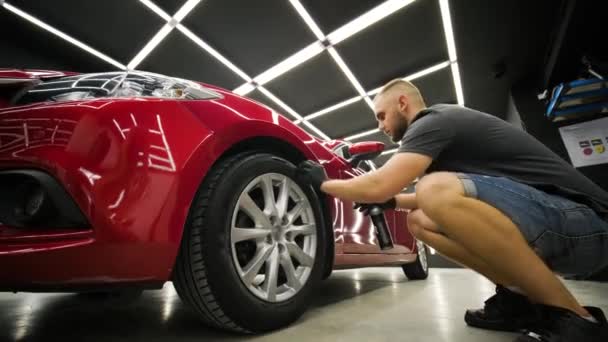 Encerre Pneu Encerando Pneu Com Esponja — Vídeo de Stock