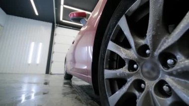 Arabayı yıkıyorum. Alüminyum tekerlekleri temizliyorum. Araba yıkama.