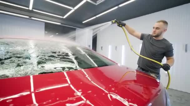 Καθαρισμός Αυτοκινήτου Αφρό Και Νερό Υψηλής Πίεσης Κόκκινο Αυτοκίνητο — Αρχείο Βίντεο