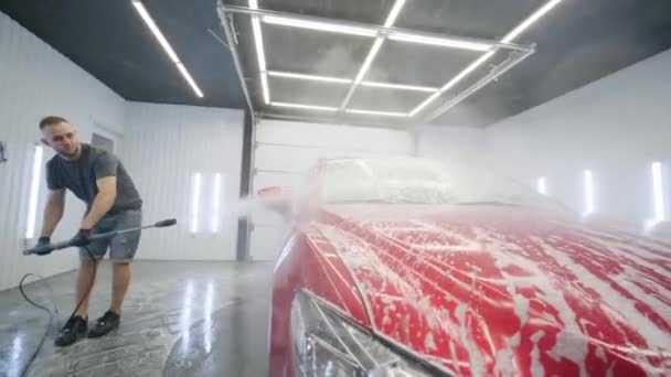 Lavagem Carro Limpeza Com Espuma Água Alta Pressão Carro Vermelho — Vídeo de Stock