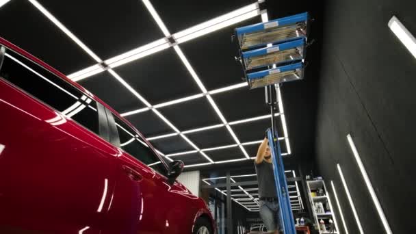 Lâmpadas Vermelhas Para Secar Revestimento Cerâmico Estão Atrás Carro — Vídeo de Stock