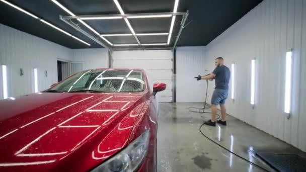 Lavagem Carro Limpeza Com Espuma Água Alta Pressão Carro Vermelho — Vídeo de Stock