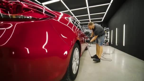 Trabajador Pulir Coche Rojo Detallado Del Coche Los Hombres Están — Vídeos de Stock