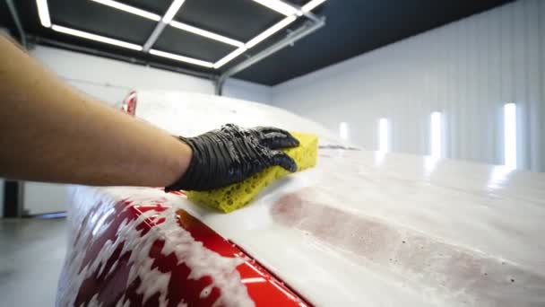 男工用黄色毛巾在洗车上洗车 — 图库视频影像