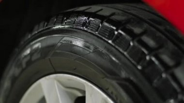 Lastiği cilala. Lastiği süngerle cilalamak.