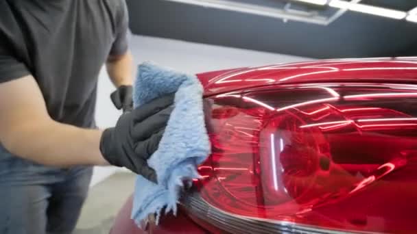 Człowiek Pracownik Mycie Czerwony Samochód Myjni Samochodowej Bleu Pranie — Wideo stockowe