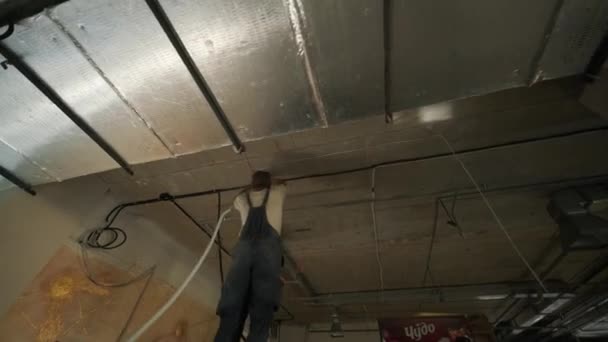 Pemasangan Kabel Listrik Pada Instalasi Sistem Kabel Ceiling Electrical Electrician — Stok Video