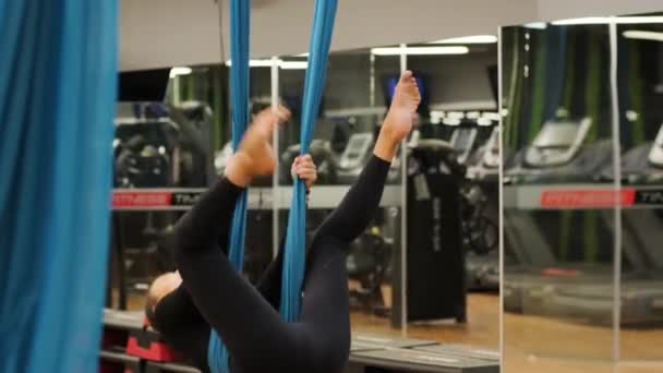 Mulher Atraente Fazendo Exercícios Alongamento Aero Ioga Redes Estúdio Fitness — Vídeo de Stock