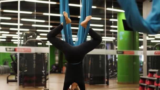 Atrakcyjna Kobieta Wykonująca Ćwiczenia Rozciągania Aero Jogi Hamakach Studio Fitness — Wideo stockowe