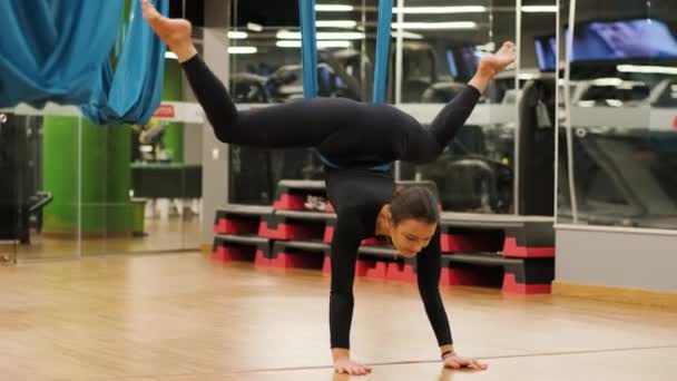Mujer Atractiva Haciendo Ejercicios Estiramiento Aero Yoga Hamacas Gimnasio Estilo — Vídeo de stock