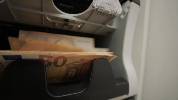 お金の計算機上のユーロ通貨 マシン内の自動マネーカウント — ストック動画