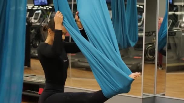 Atrakcyjna Kobieta Wykonująca Ćwiczenia Rozciągania Aero Jogi Hamakach Studio Fitness — Wideo stockowe