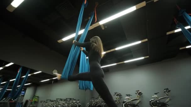 Donna Attraente Che Esercizi Stretching Aeroyoga Amache Fitness Studio Stile — Video Stock