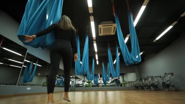 Femme Attrayante Faisant Des Exercices Étirement Aéro Yoga Dans Des — Video
