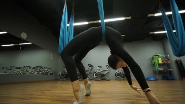 Mujer Atractiva Haciendo Ejercicios Estiramiento Aero Yoga Hamacas Gimnasio Estilo — Vídeo de stock