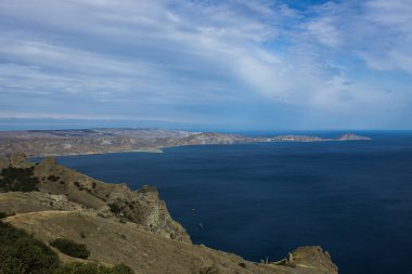 Dağlı tropik deniz manzarası. Tatil tatili gezisi konsepti.