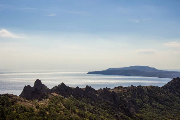 Dağlı tropik deniz manzarası. Tatil tatili gezisi konsepti.