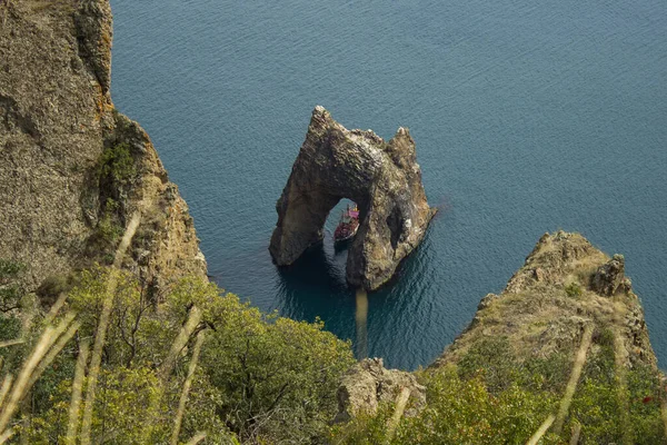 Dağlı tropik deniz manzarası. Tatil tatili gezisi konsepti.