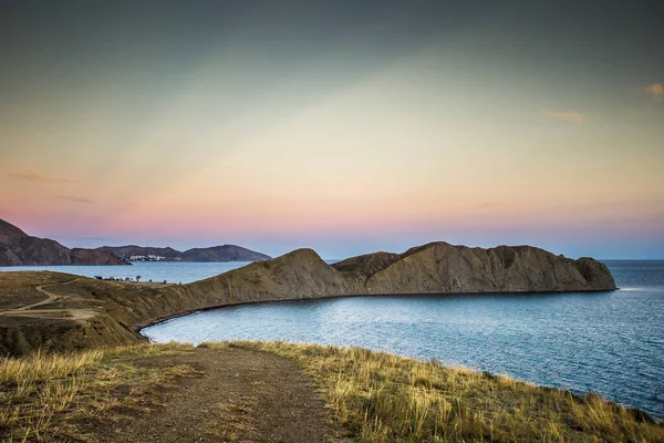 Dağlı tropik deniz manzarası. Tatil tatili gezisi konsepti.