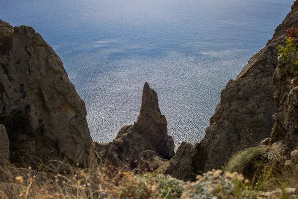 Dağlı tropik deniz manzarası. Tatil tatili gezisi konsepti.