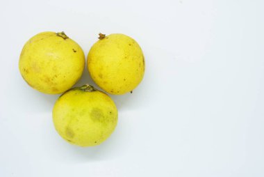 Beyaz arka planda izole edilmiş doğal taze limon yakın çekimi