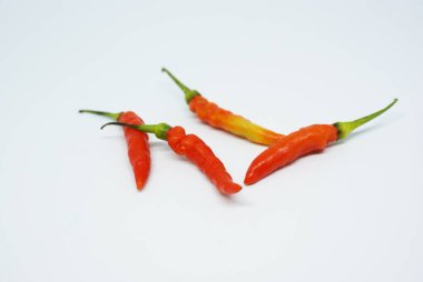 Beyaz arka planda izole edilmiş taze kırmızı ve yeşil biber.