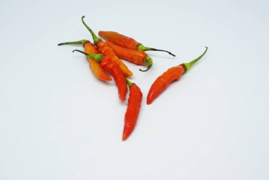 Beyaz arka planda izole edilmiş taze kırmızı ve yeşil biber.