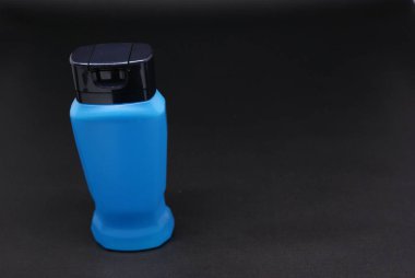 sıvı sabun veya vücut köpüğü mavi şeffaf siyah arkaplan üzerinde izole