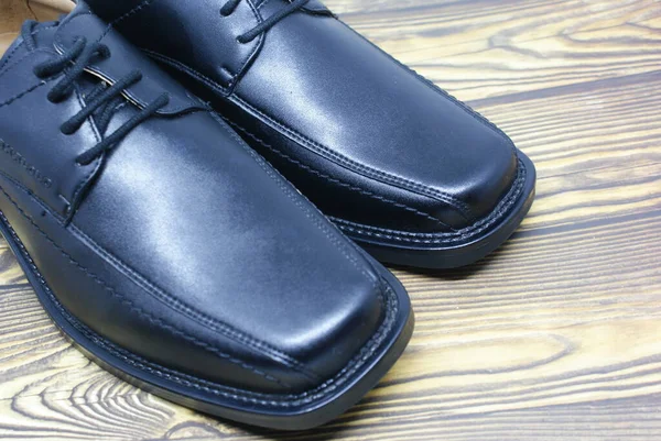 Elegante Schwarze Lederschuhe Weiße Vintage Kamera Auf Einem Holzhintergrund — Stockfoto