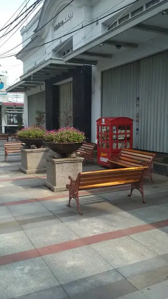 Asia Africa Bandung June 2020 Sidewalk Bench Seats Iron Chair — Stock Photo, Image