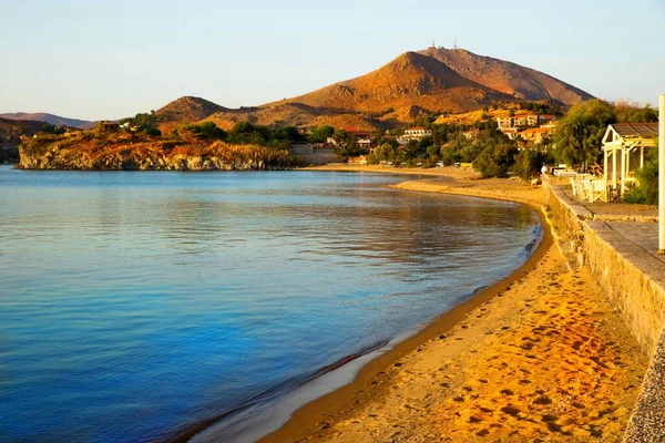 ビーチ 町の家と周辺ミリナ島 リムノス島 ギリシャ晴れた夏の日 — ストック写真