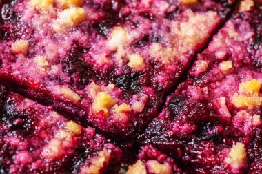 Taze fırınlanmış meyveli turtanın yüzeysel ayrıntıları. Orman meyveli lüks mevsim meyveli kek (yaban mersini, ahududu ve orman çileği), yakın plan..