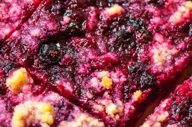 Geleneksel yaz tatlısı (turta), ormanın meyveleri ve kırıntılarıyla, yakın plan. Taze fırınlanmış meyveli pasta. Orman meyveli lüks mevsim meyveli kek, yakın plan..