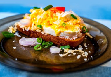 Soğanlı sahanda yumurta, tabakta domates ve peynir, yakın plan..