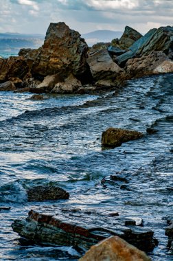 Slovenya 'nın Natural Park Strunjan (Ay Körfezi) kıyılarında dalgalar ve dalgalar.