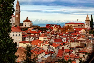 Slovenya 'nın Adriyatik Denizi kıyısındaki Piran kasabasında tipik ortaçağ mimarisine sahip kırmızı ev manzarası.