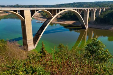 Podolsky Köprüsü, güzel güçlendirilmiş beton kemer, Çek Cumhuriyeti 'nde Vltava Nehri' nin birleşik kıyıları, güneşli bir günde, canlı renkler