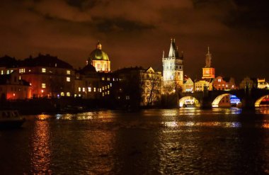 Charles köprüsü, kuleleri ve Vltava nehri ile Prag şehrinin gece manzarası