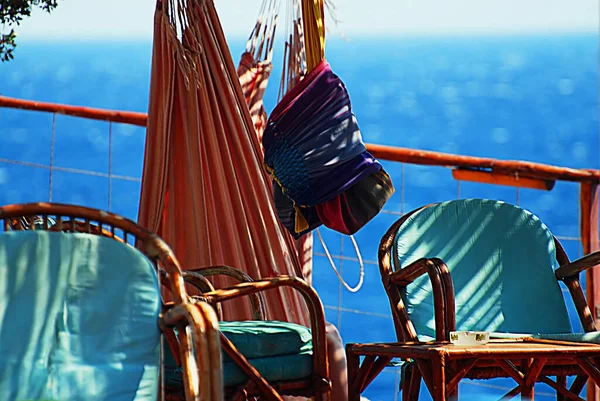 Strefa Relaksu Turkusowymi Niebieskimi Krzesłami Hamakami Nad Poziomem Morza — Zdjęcie stockowe