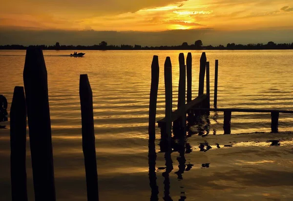 Goldener Sonnenuntergang Über Der Meeresoberfläche Mit Wellen Pier Und Kleinem — Stockfoto