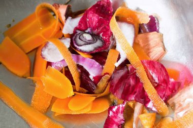 Mutfak lavabosunun altında sebze kabuğu, çember ve çizgilerden (soğan, havuç) güzel renkte gıda arka planı var.