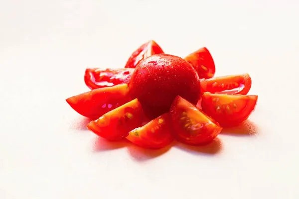 Celé Čerstvé Rosnaté Rajče Rajčata Nakrájené Čtvrtě Uspořádané Kruhu Bílém — Stock fotografie