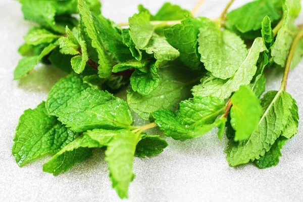 Sekumpulan Daun Mentha Mint Pada Latar Belakang Perak — Stok Foto